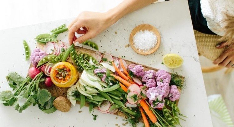 Poukladajte zeleninové taniere. Ako predjedlo podávajte humus so surovou zeleninou