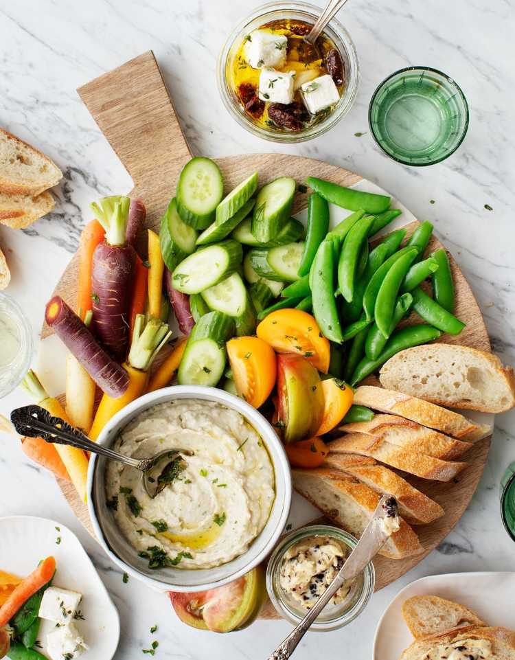 Zeleninový tanier s nápadmi na surovú zeleninu pre letné jedlo