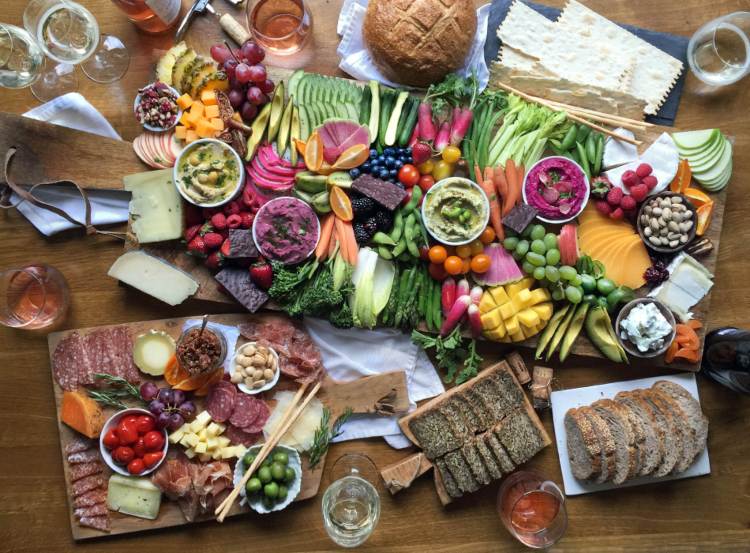 Servírovací tanier so surovými potravinami so syrom a oblohou z mäsa Nápady na párty finger food