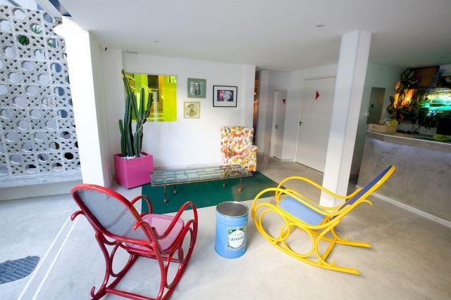 farebné stoličky a kreslá ako pútadlo pre moderný byt hojdacie kreslá-kovový rám-červeno-žltá-maľba-bývanie-nápady-akcenty