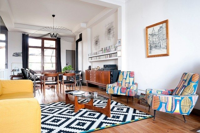 Konferenčné stolíky a koberce do obývačky s retro elegantným vzhľadom a dreveným rámom retro-elegantný-nábytok-farebné-kreslo-vzor-mix-kobercového dizajnu