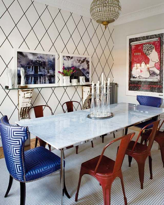 Mix vzorov s eklektickým vkusným jedálenským kútom a farebnými stoličkami a kreslami geometrický vzor-poťah-kreslá-jedálenské-kovové-stoličky-červené