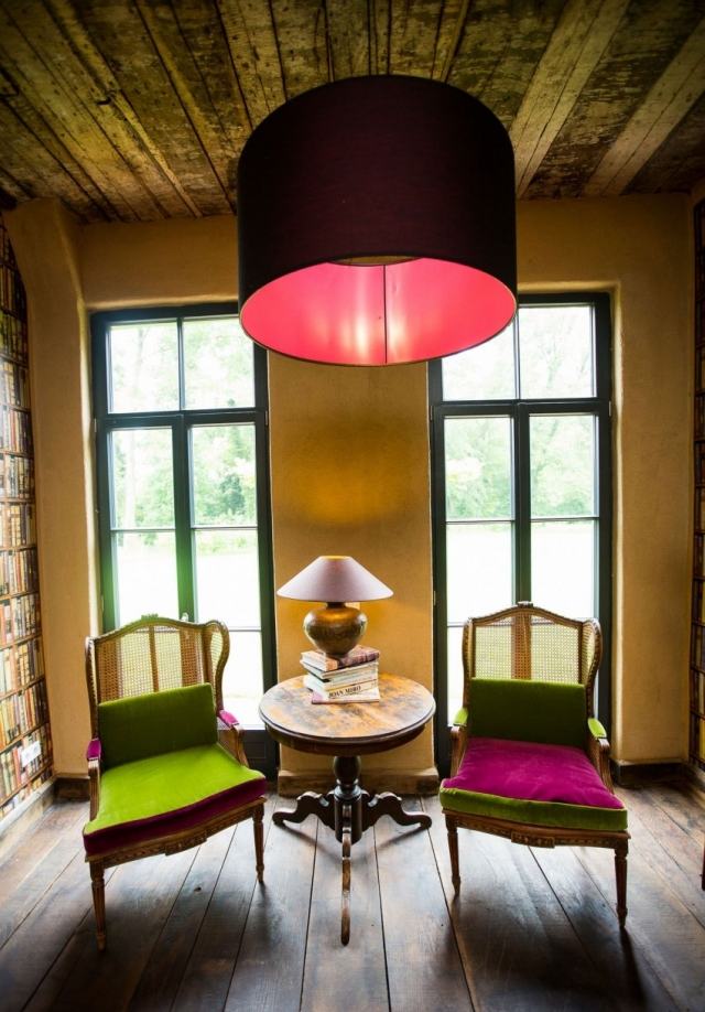 Stolička na čítanie pre čalúnenie domácej knižnice v jasných farbách Čítacie kreslo-vidiecky štýl-moderné-vankúše-farebné-limetkovo zelené-fuchsie