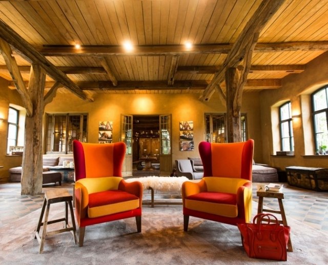 Interiérový dizajn, krbová stolička vo vidieckom štýle s bočnými opierkami-oranžovo-červená Krb-kreslo-dizajn-klasika-podrúčky-mix-látka-farby-teplé