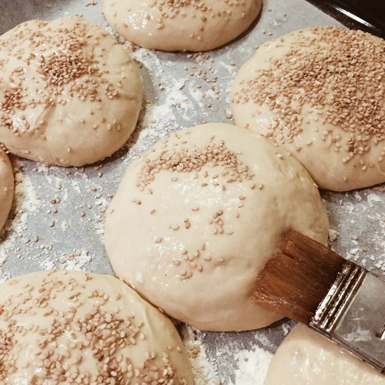 Žemle na hamburgery vymiesite samy a upečiete v rúre burger-recept-broetschen-buchty-pripraviť-cesto-sezam