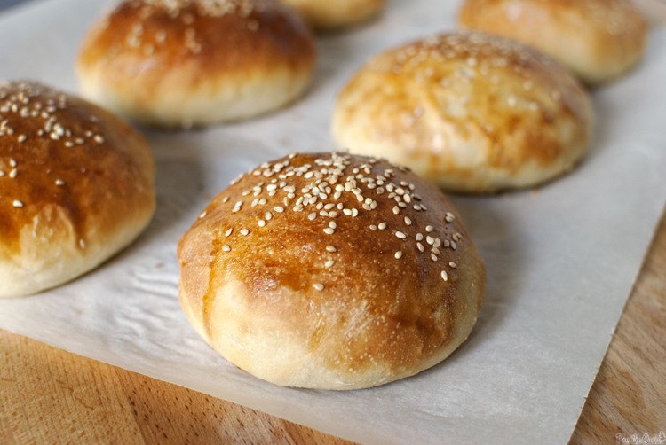 lahodné buchty s jemnou kôrkou hamburger-recept-chlebové žemle-sezamové-cesto-vymiesiť