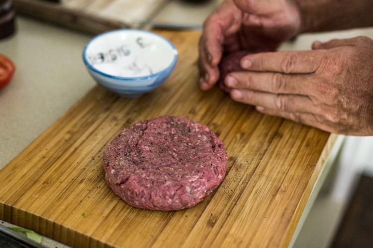 Recept na karbonátky - mleté hovädzie mäso podľa chuti a tvaru hamburger-recept-placička-pripraviť-chuť-korenie-mleté mäso