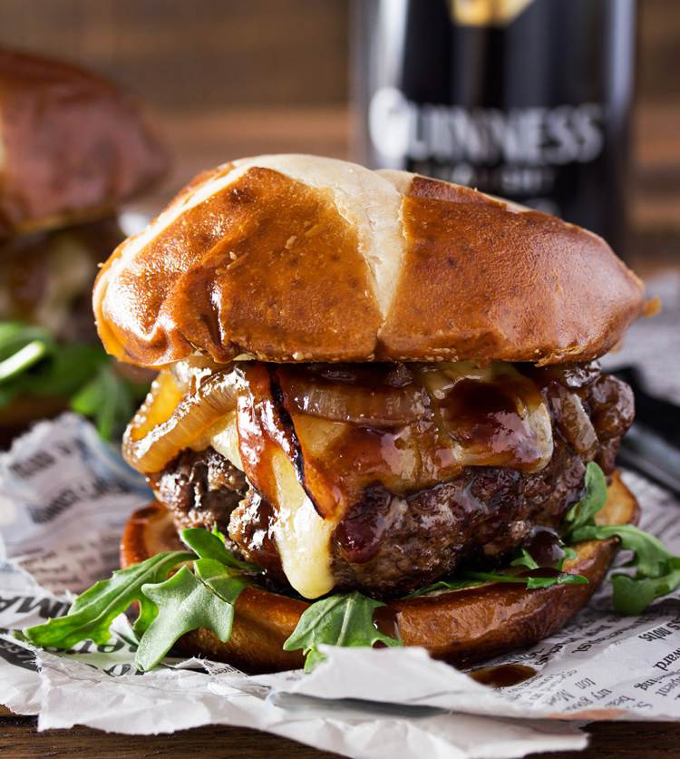 burger-recept-obloha-omáčka-karamelizovaný-cibuľový syr