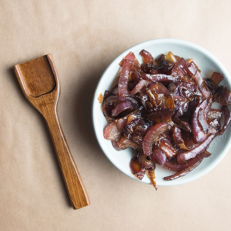 Burgerová obloha z karamelizovanej cibule burger-recept-obloha-príloha-karamelizovaná-príprava cibule