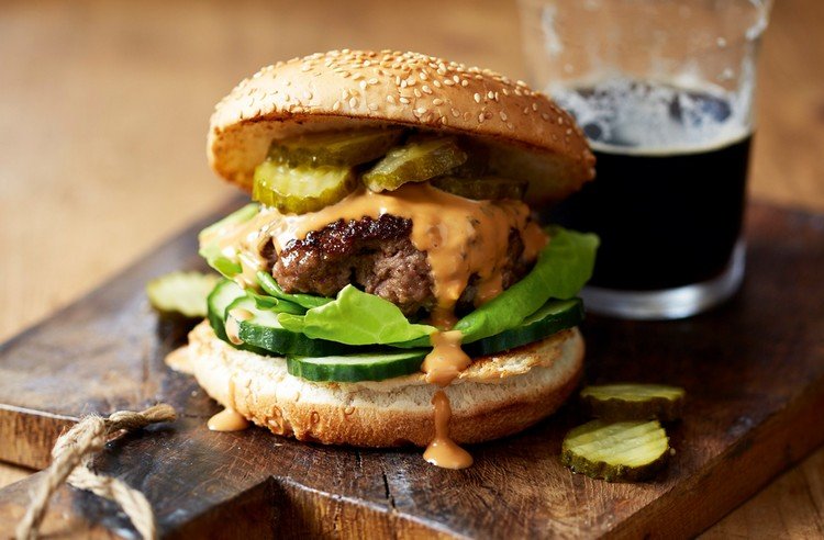 šalát z mletého mäsa z hamburgeru, nakladaná uhorková zálievka