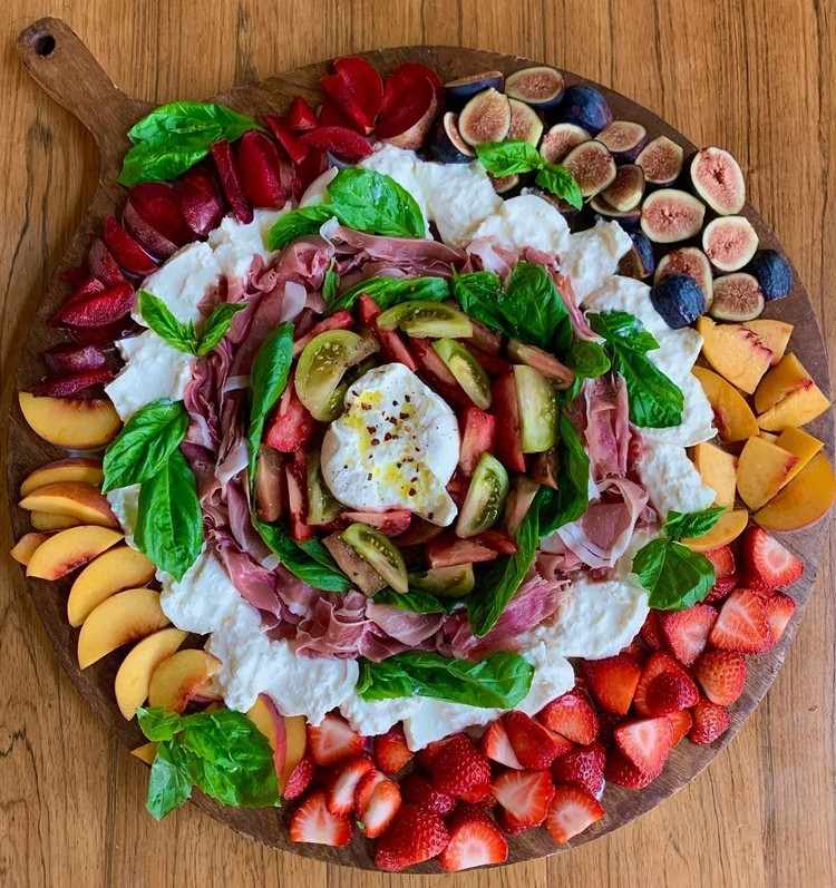 Okrúhly tanier burrata pre tipy na letné servírovanie