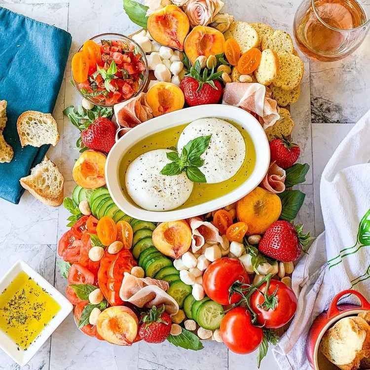 Letný tanier Burrata s čerstvým ovocím a zeleninou