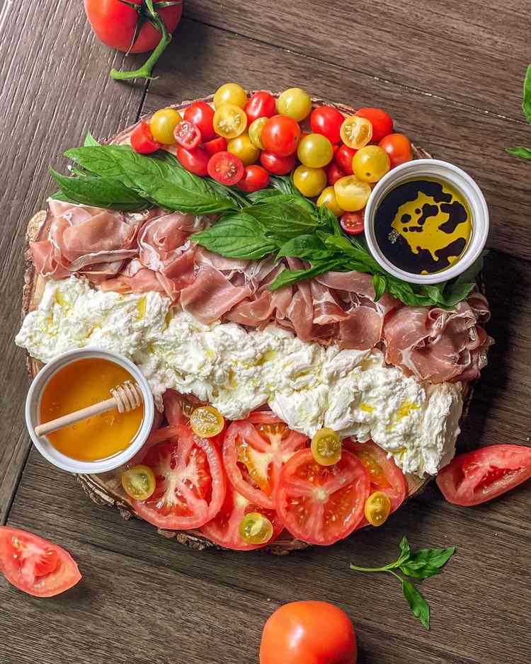 Letná doska z burrata so šunkovými paradajkami prosciutto a bazalkou