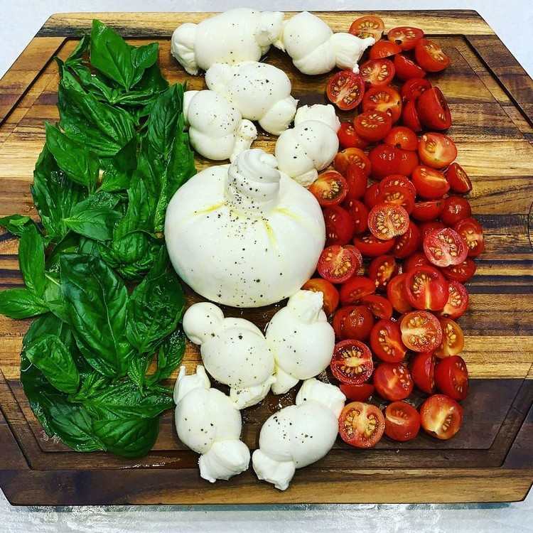 Tanier Caprese Burrata ako talianska vlajka