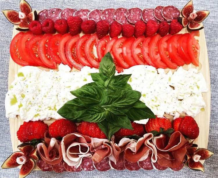 Nástenka s burratou na letnú párty