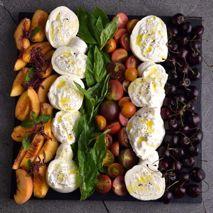 Studený tanier v lete s burrata čerešňami, broskyňami, paradajkami a bazalkou