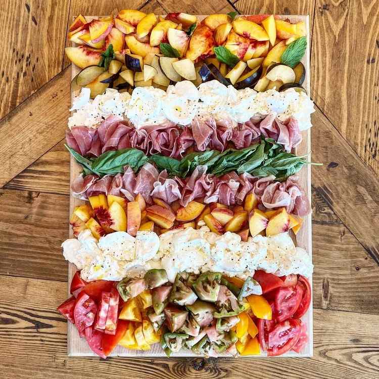 Tanier Burrata s ovocnou zeleninou a prosciuttom