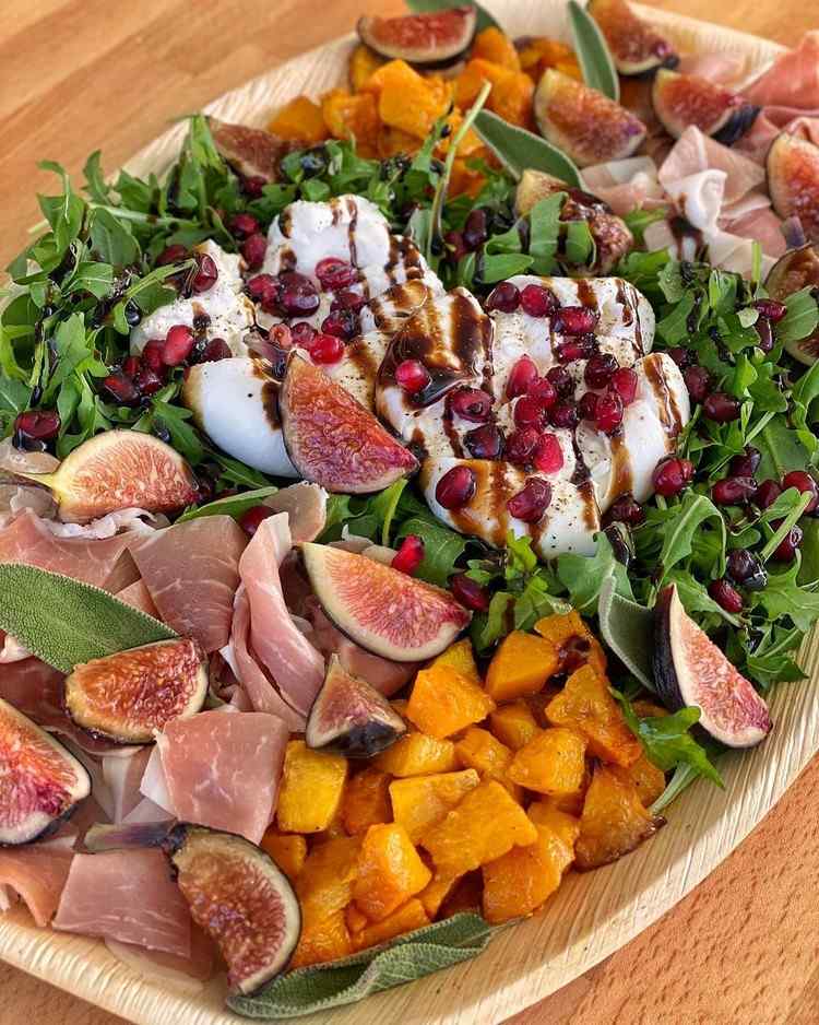 Burrata tanier na neskorú letnú jeseň s tekvicou a figami