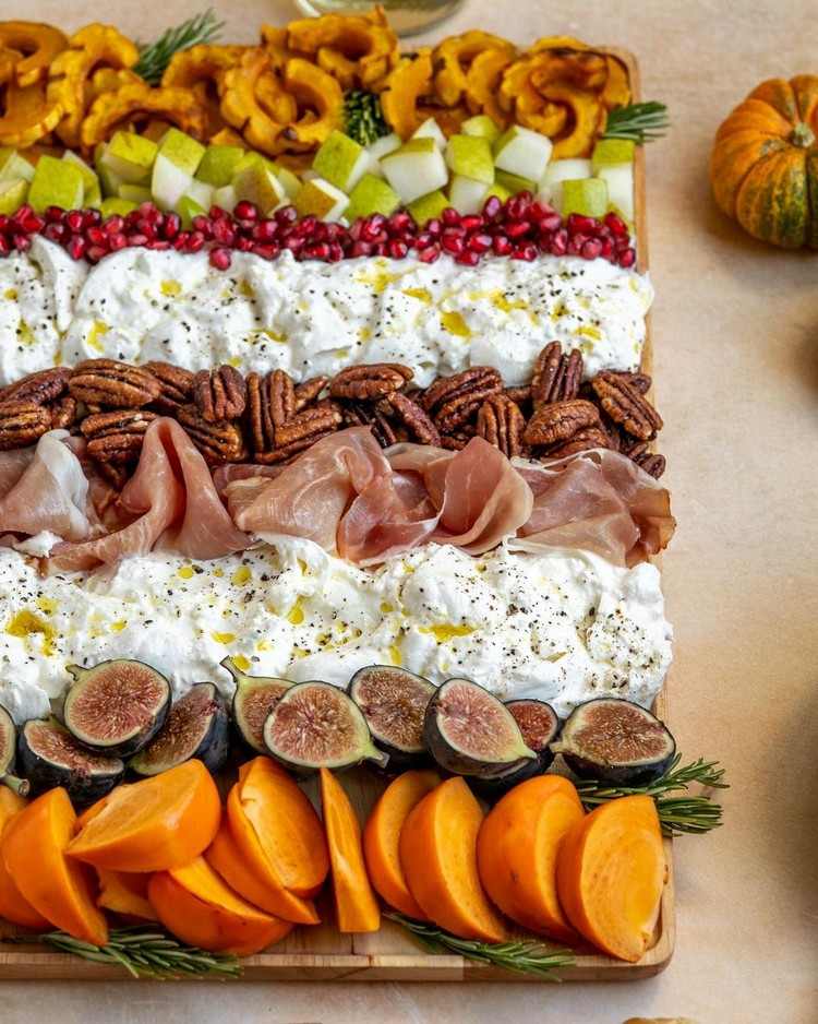 Občerstvenie pre neskoré leto s ovocím burrata a prosciuttom