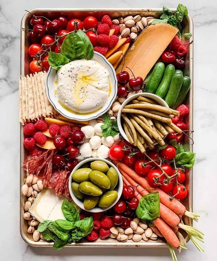 Pastevný tanier s hrotmi syra burrata na servírovanie