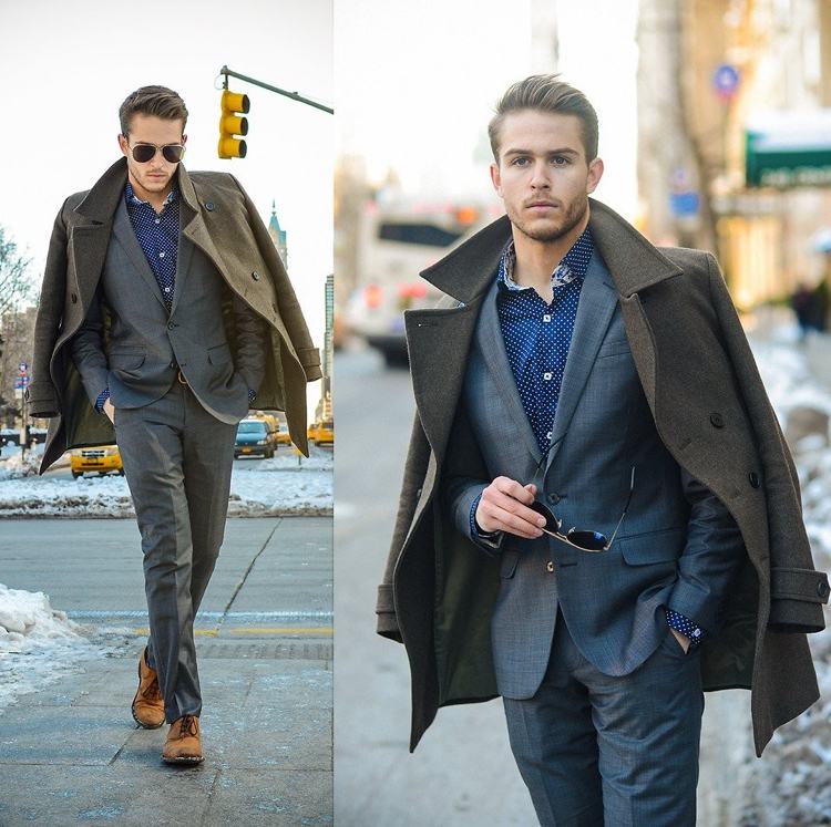 Príležitostná pánska sivá košeľa so vzorovaným tričkom a hnedými topánkami z vlneného kabátu