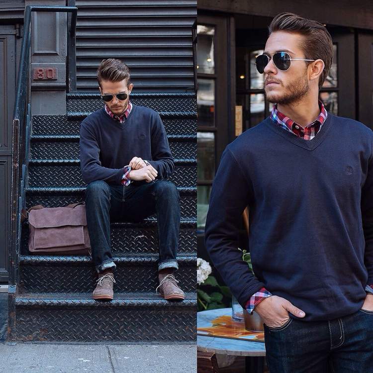 Neformálne pánske džínsy, tmavý sveter, károvaná košeľa s výstrihom do V.