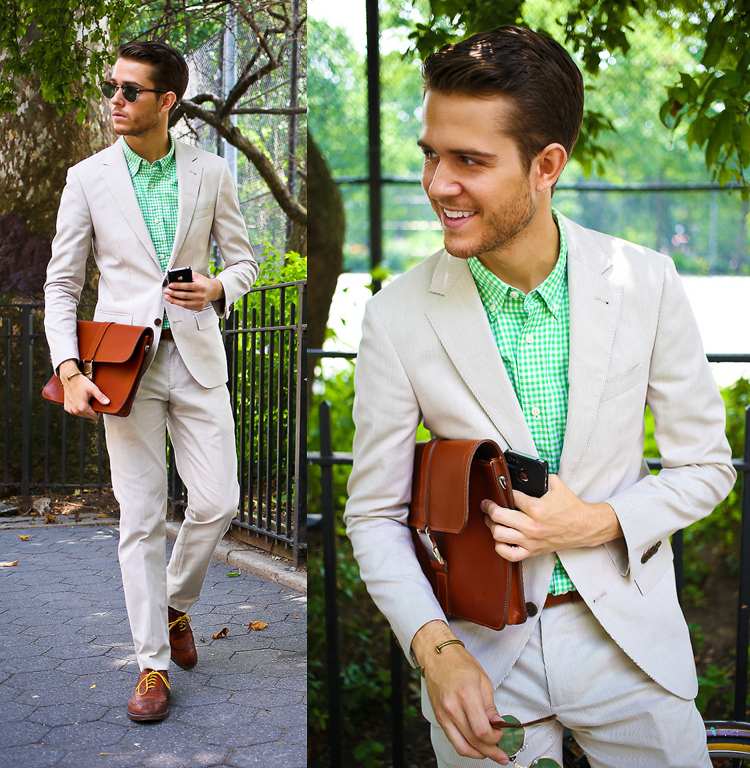 Neformálne pánske neformálne pánske svetlé zelené kárované tričko s hnedými topánkami