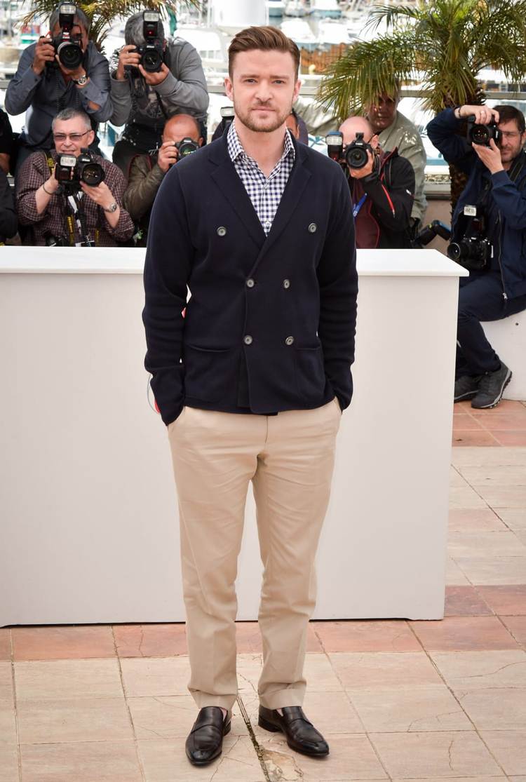 Pánske neformálne pánske nohavice v pieskovej farbe so vzorovaným tričkom a dvojradovým sakom