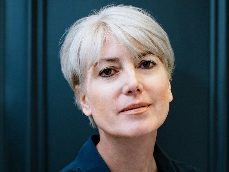 obchodné účesy ženy krátke vlasy ofina blond
