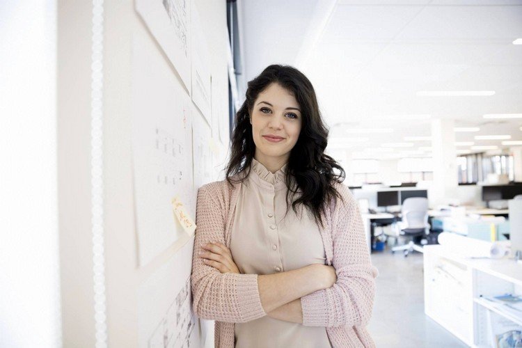 pekné obchodné účesy pre ženy pripnuté na boku