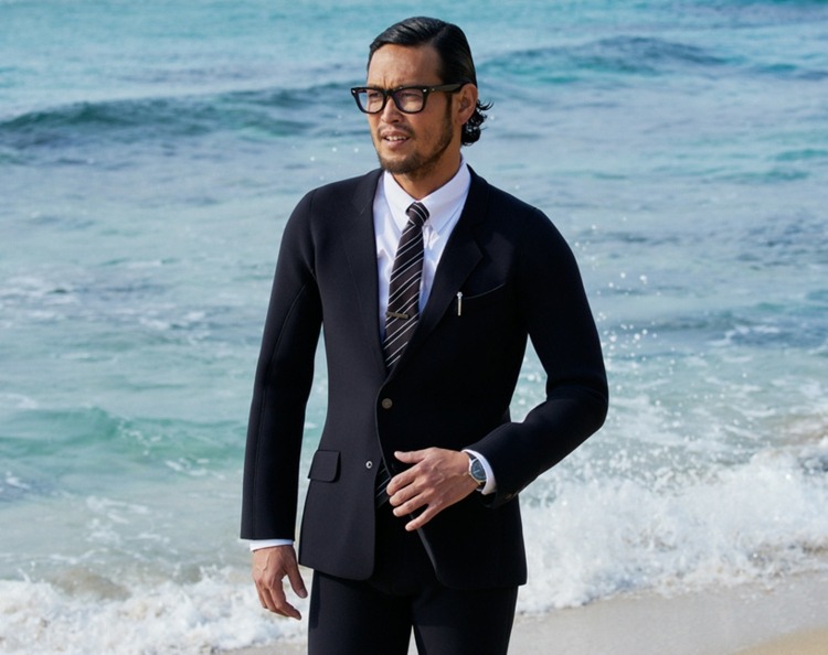 Oblek pozostáva z bundy, bielej košele, nohavíc a kravaty neoprénová business business pánska bunda kravata quiksilver