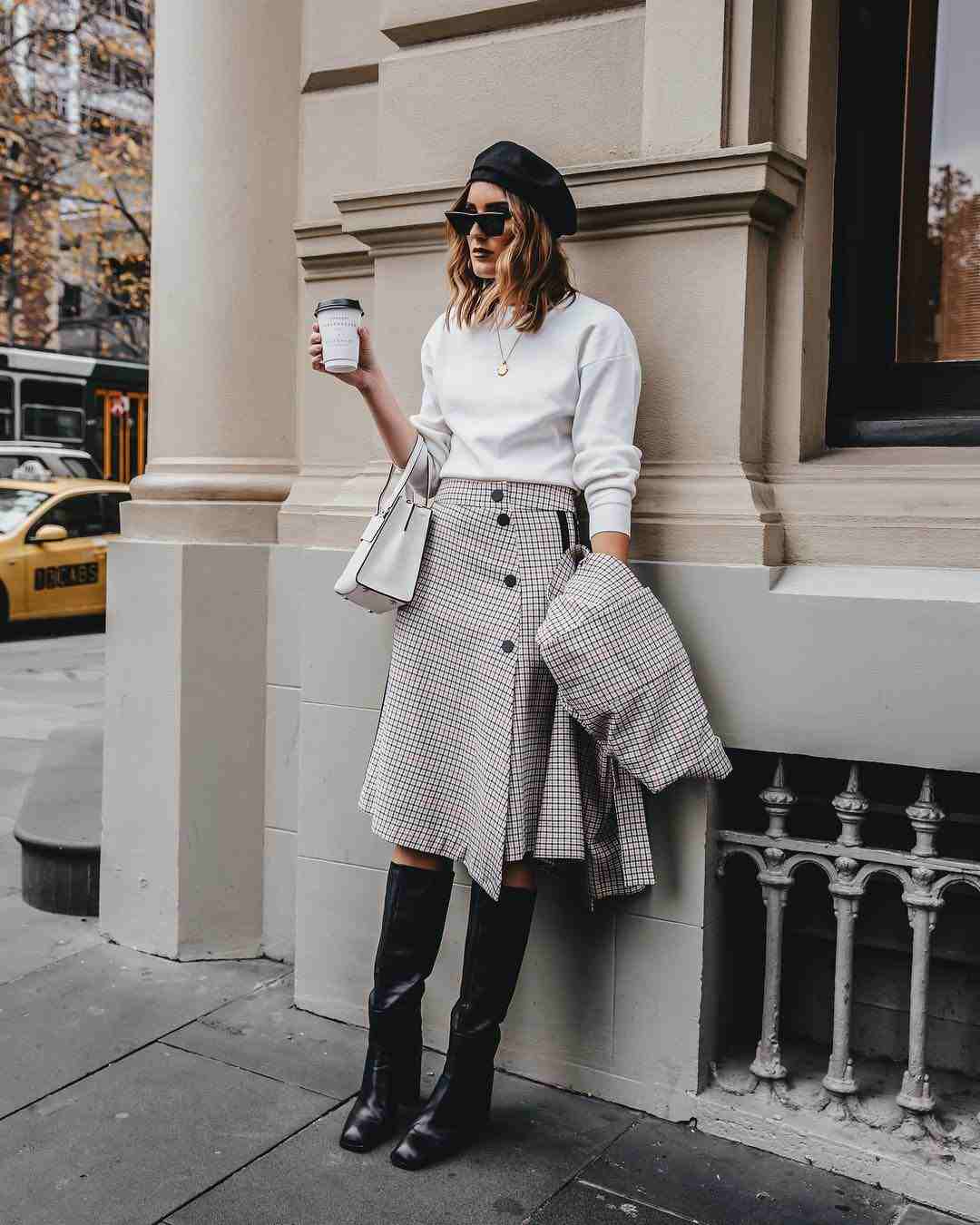 Business outfit dámska zimná midi sukňa kombinujúca kancelársky vzhľad, elegantná žena