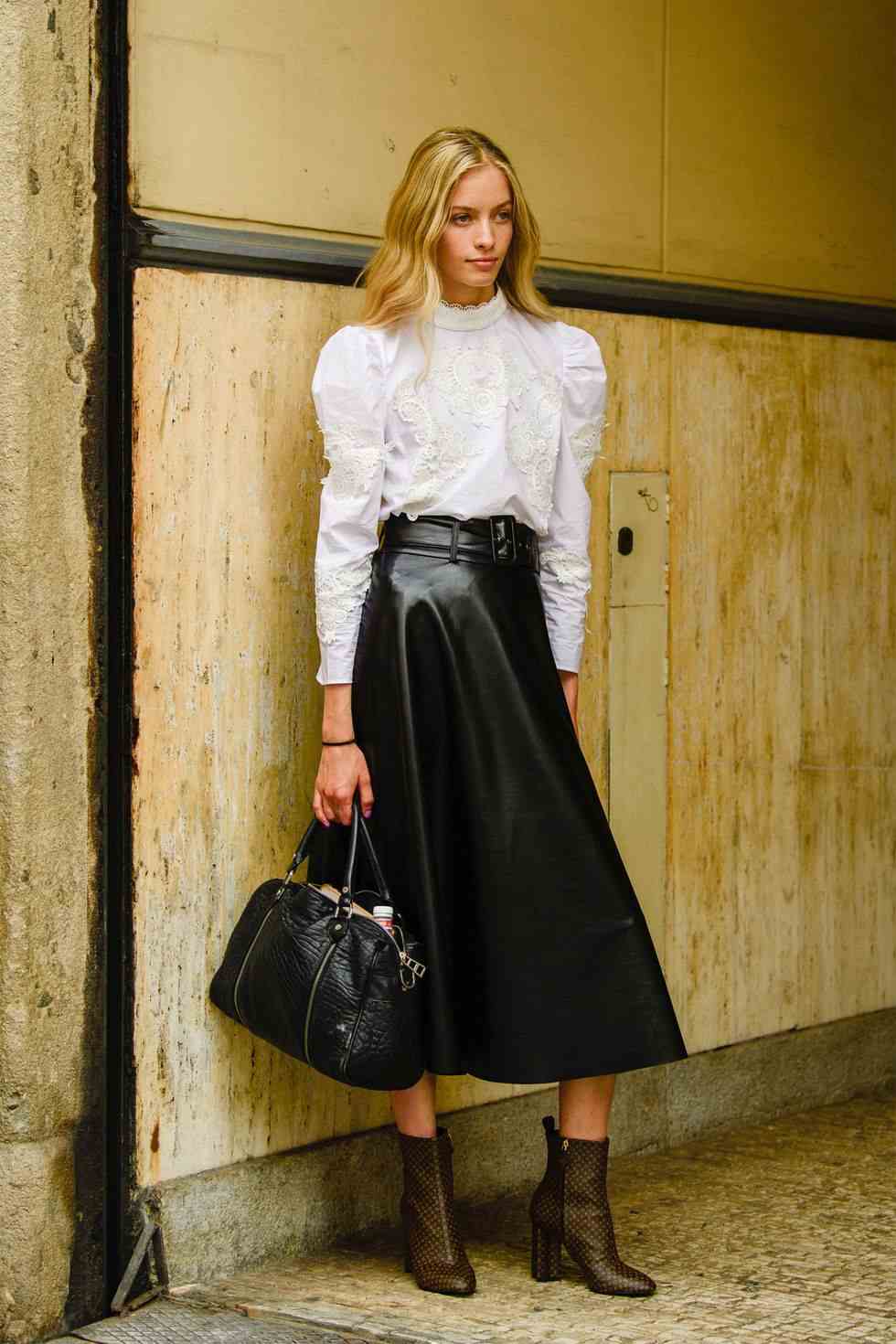 Kožená sukňa elegantne kombinuje kožené členkové topánky s podpätkami