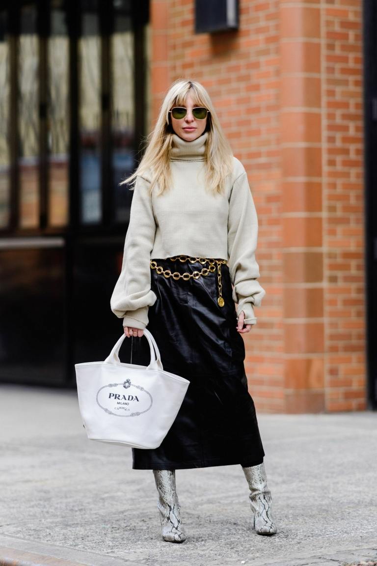 Business outfit ženy kombinujú zimné topánky s hadím vzorom