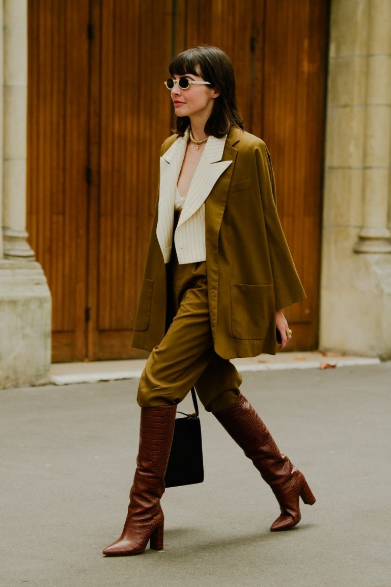 Kožené čižmy k nadmerným blejzrom kombinujú trendové farby zimy 2019