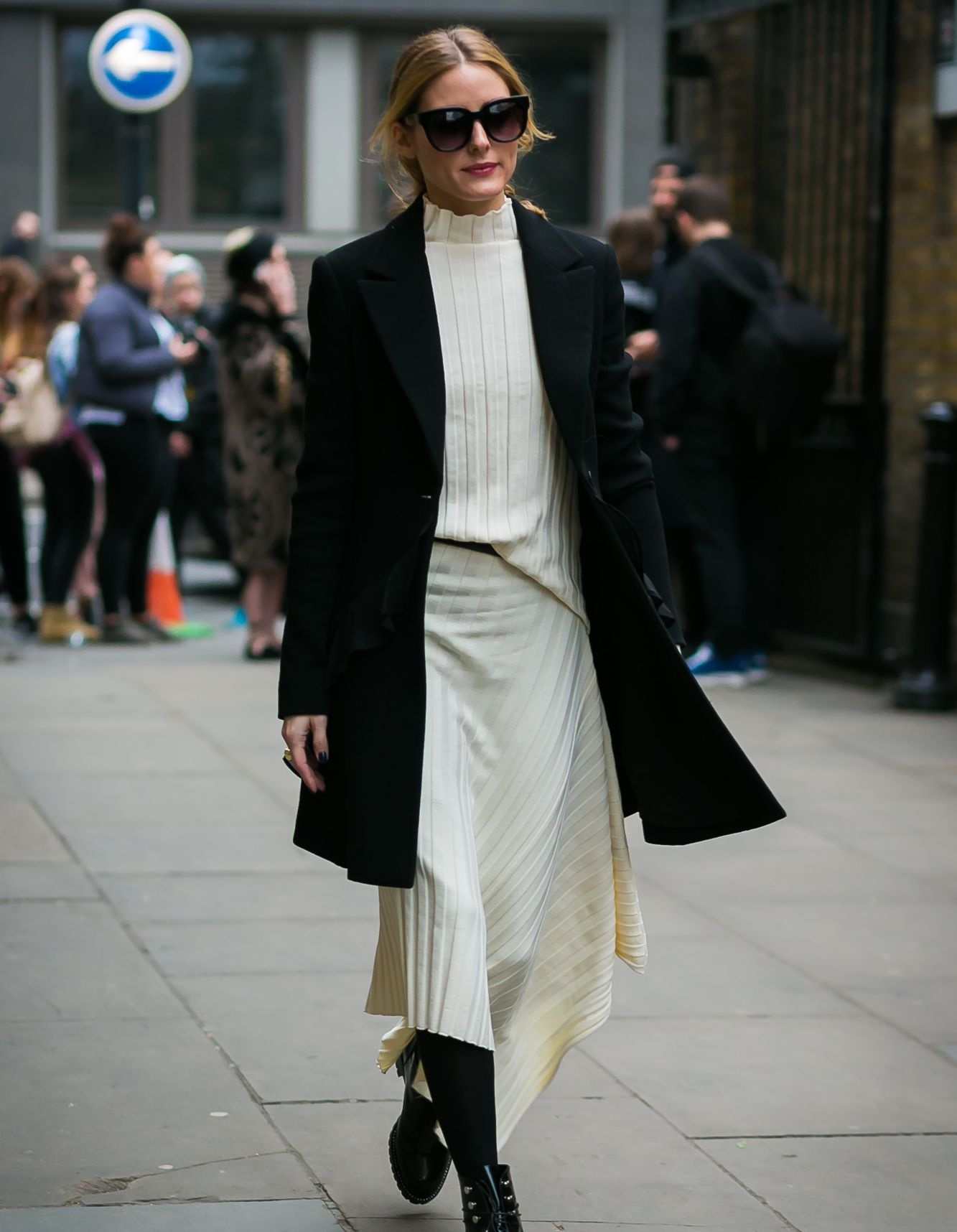 Skladaná sukňa kombinuje kancelársky vzhľad dlhého vlneného kabátu