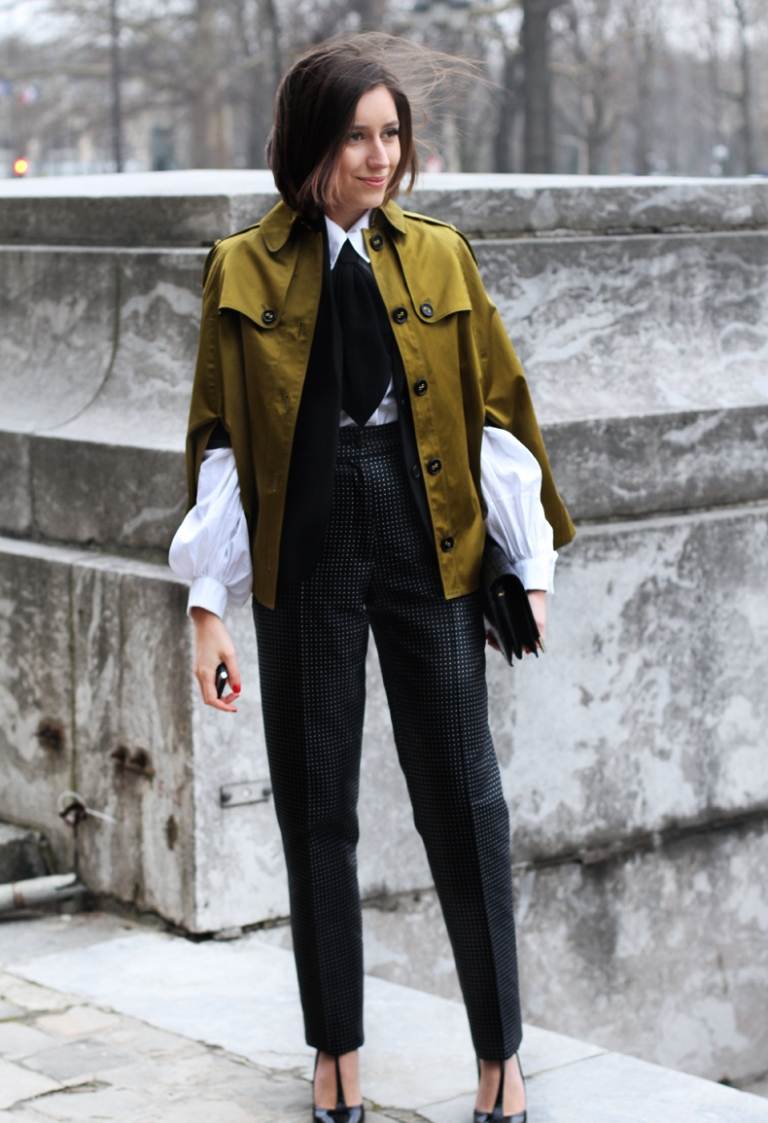 čierne nohavice kombinujú zimné oblečenie pre kancelárske dámy