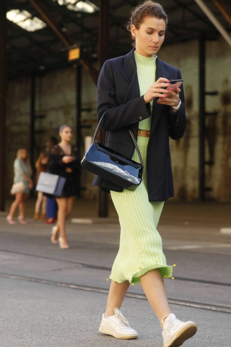 Šaty s teniskami kombinujú nápady na letný outfit dámy