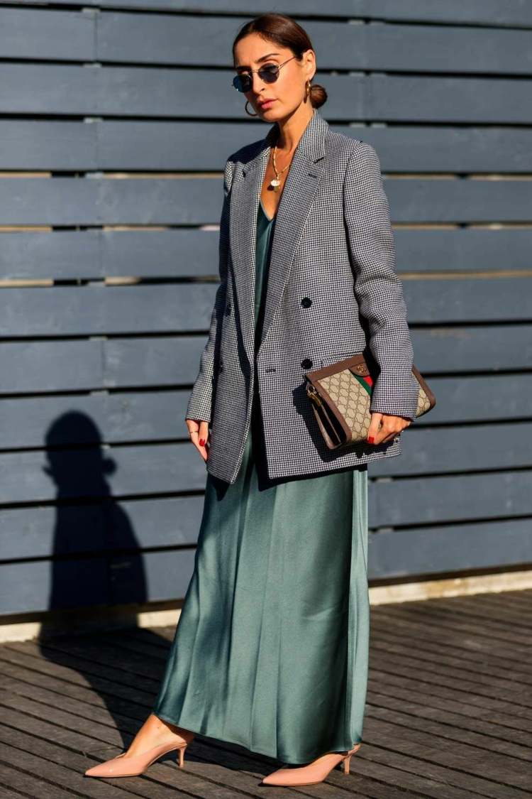 Trendové slipové šaty Nadrozmerné sako s šatami kombinuje business outfit dámske leto