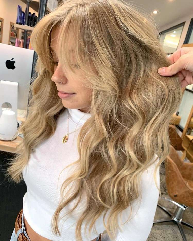 Buttercup blond farba vlasov medovo blond vlasy balayage look