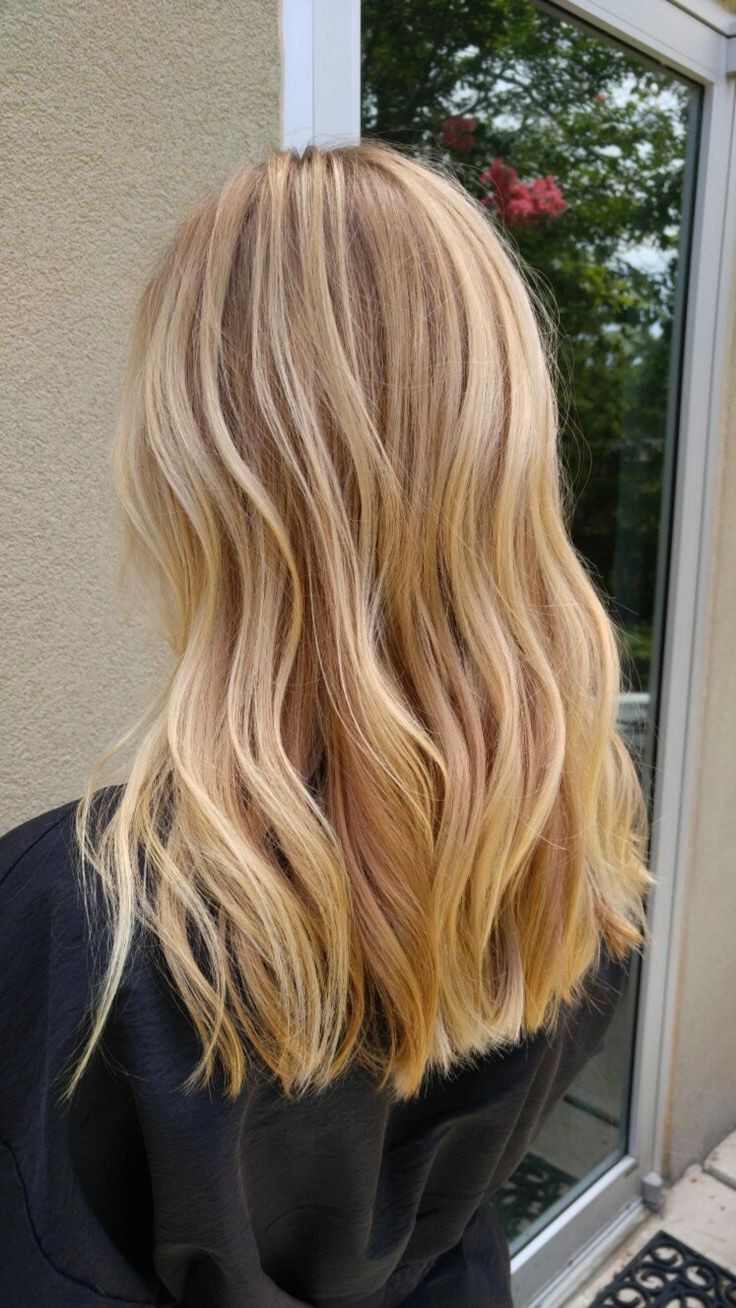Medové blond vlasové trendy trendy maslová blond farba vlasov