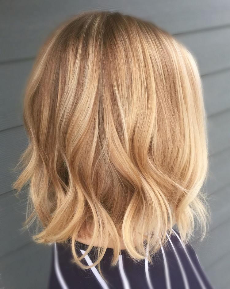 Účes v štýle dlhého bobu Buttercup, blond farba vlasov
