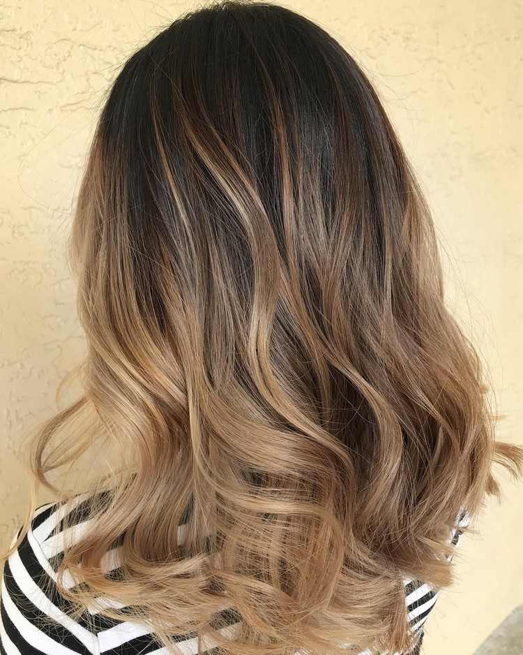 Medové blond trendy vlasov balayage blond vlasy
