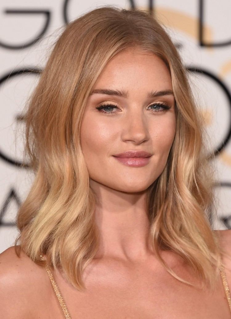 Medové blond vlasy Buttercup Blond vlasy farba Účes trendy ženy