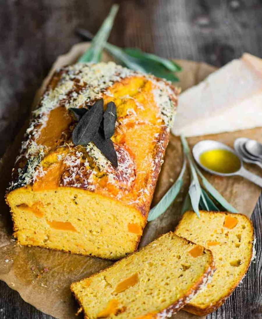 Orechový tekvicový koláč s kúskami v cestíčku na papieri na pečenie so šalviovými listami