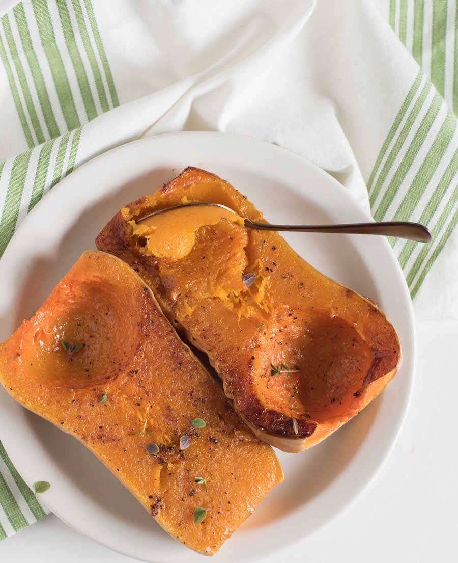 Lyžice maslovej tekvice upečené z rúry na tanieri