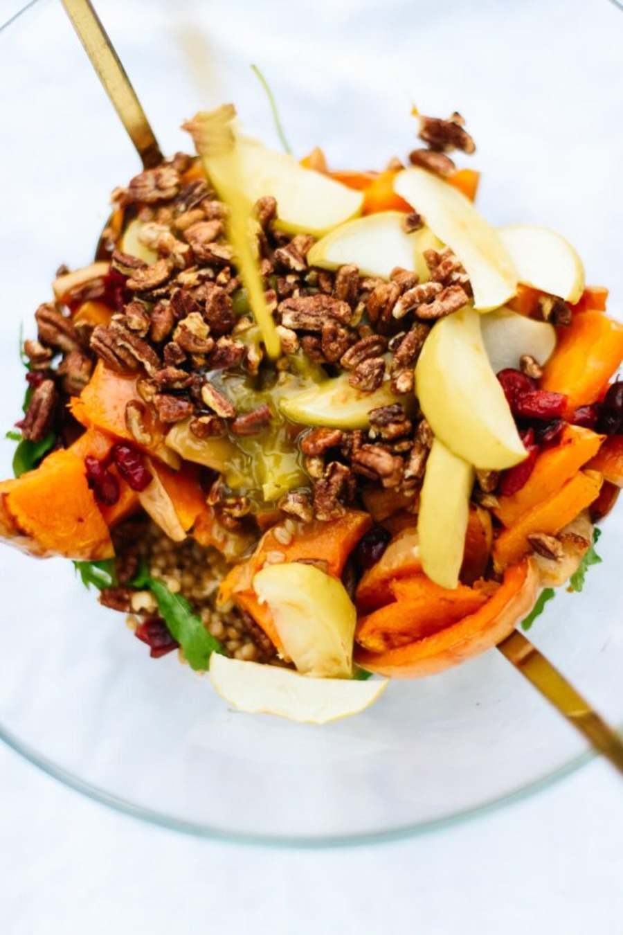 hotový šalát s dresingovou šalátovou omáčkou kúsky jablka v miske