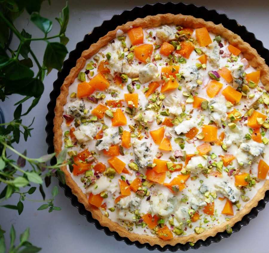 raw quiche s kúskami maslovej tekvice a lahodne vyzerajúcou plnkou