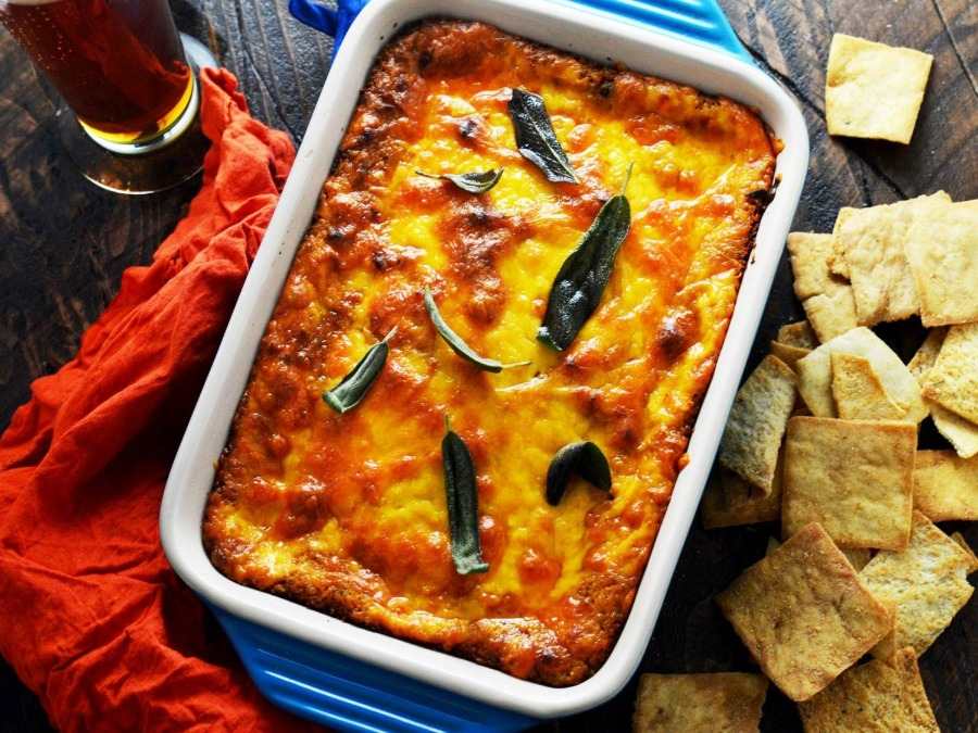 Pečené maslové tekvicové mleté ​​mäso s taveným syrom pečené v keramickej zapekacej miske