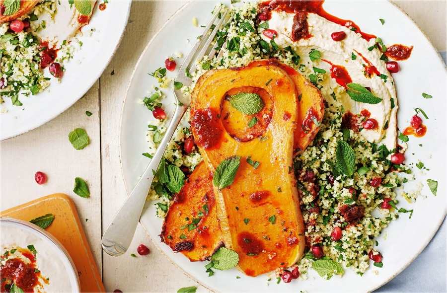 orieškové tekvicové výživové hodnoty kombinované ako dezert s listami kuskusovej mäty a granátovým jablkom